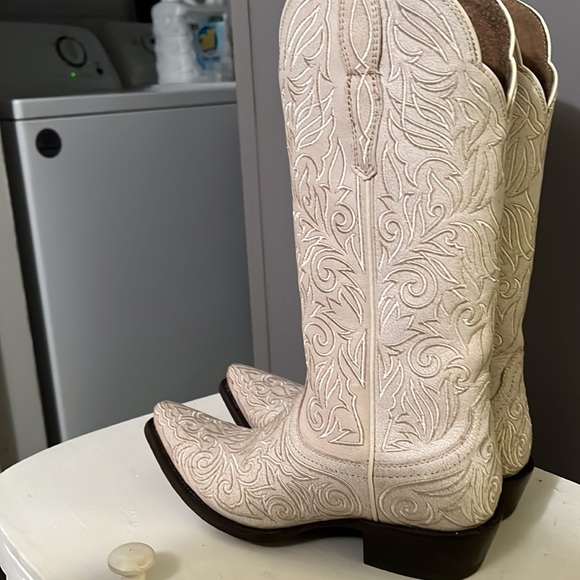 Ariat Women’s white cowboy boots - Picture 6 of 7